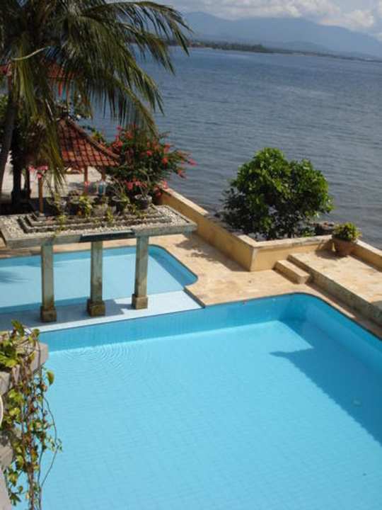 Kinder- und tieferer Pool direkt am Meer Pantai Mas Spiritual & Learning Center
