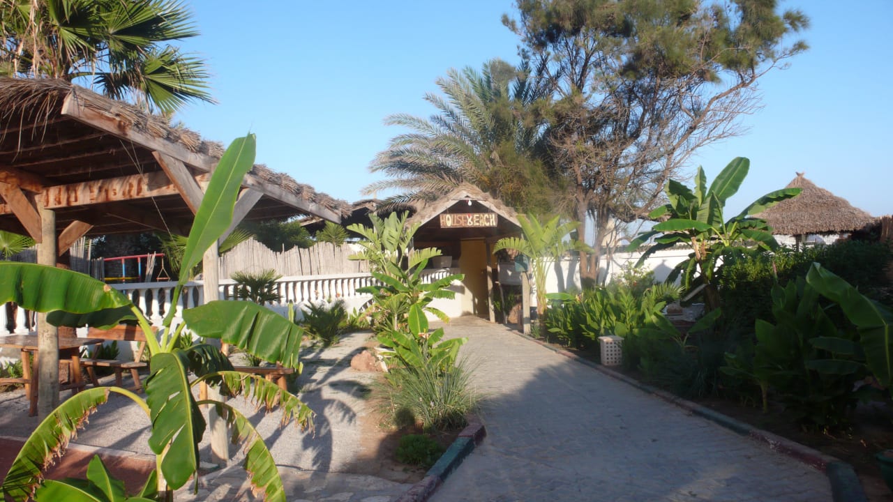 Weg zum Strand mit Blick auf die Strandbar Hotel Royal Nozha