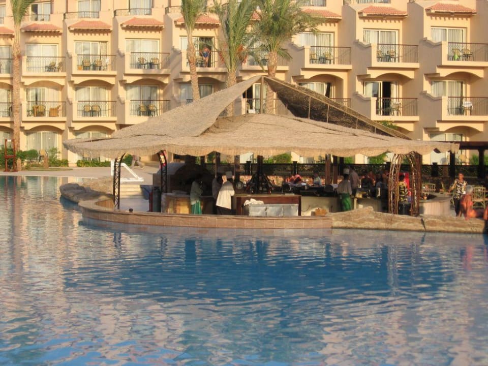 Bar na wodzie Pyramisa Beach Resort Sahl Hasheesh