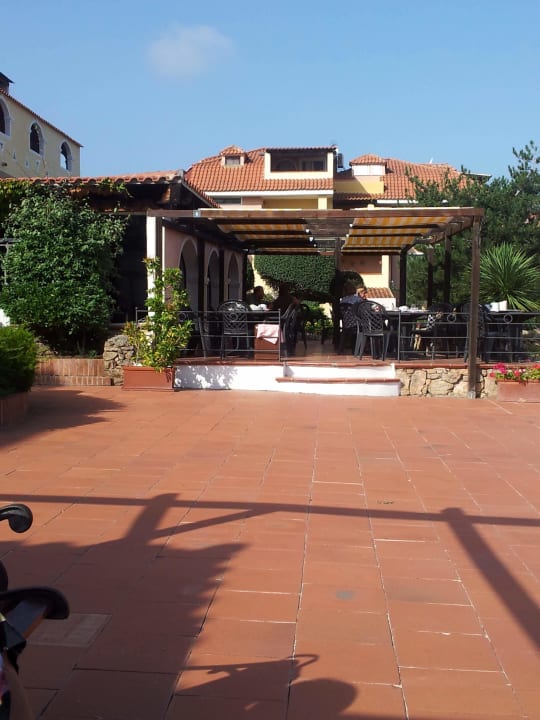 Terrasse vor der Bar Colonna Beach Hotel