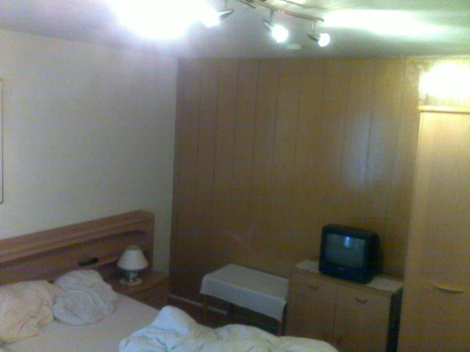 Sehr dunkels und enges Zimmer Hotel Alter Landkrug