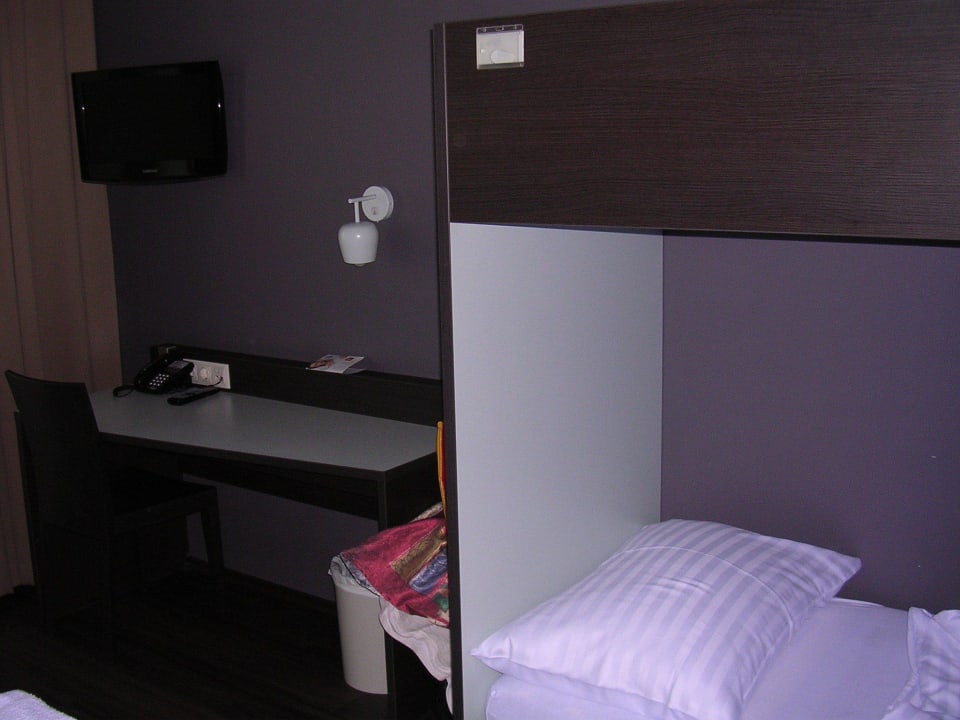 Doppelstockbett und Schreibtisch MEININGER Hotel Wien Downtown Sissi