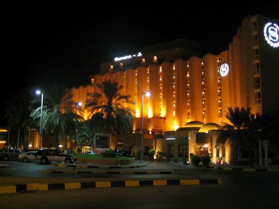 Sheraton by night Sheraton Hotel & Resort Abu Dhabi