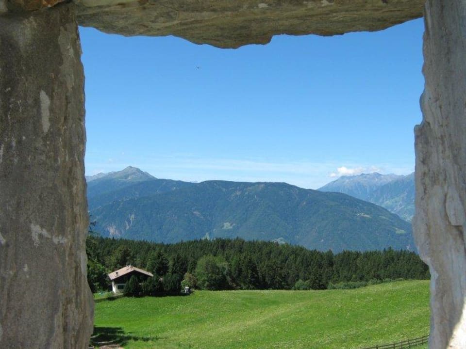 Blick durchs Stein Tori Hotel Chalet Mirabell