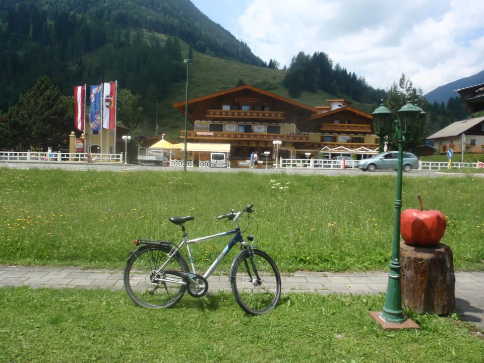Uitzicht met fiets op hotel Victoria Hotel Victoria