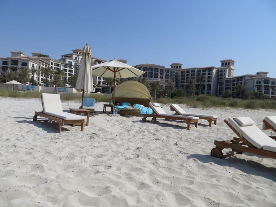 Liegen & Strandmuschel The St. Regis Saadiyat Island Resort, Abu Dhabi