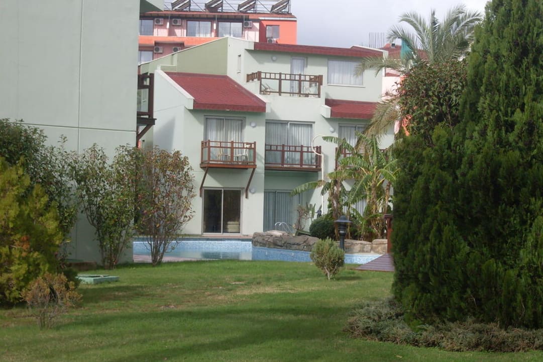 Grünanlage der Poolvillen Selectum Family Resort Side
