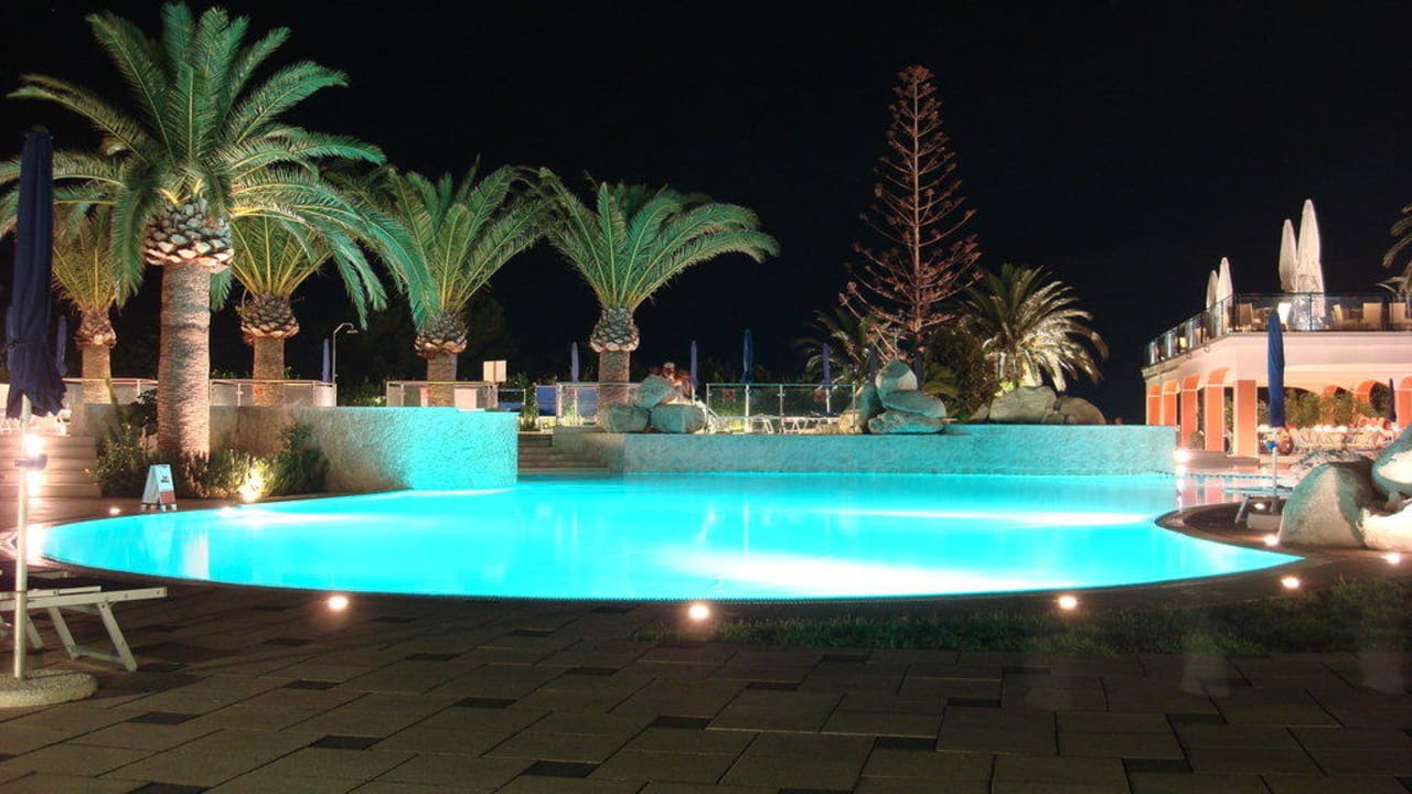 Pool am Abend Aldiana Club Rocca Nettuno Calabria
