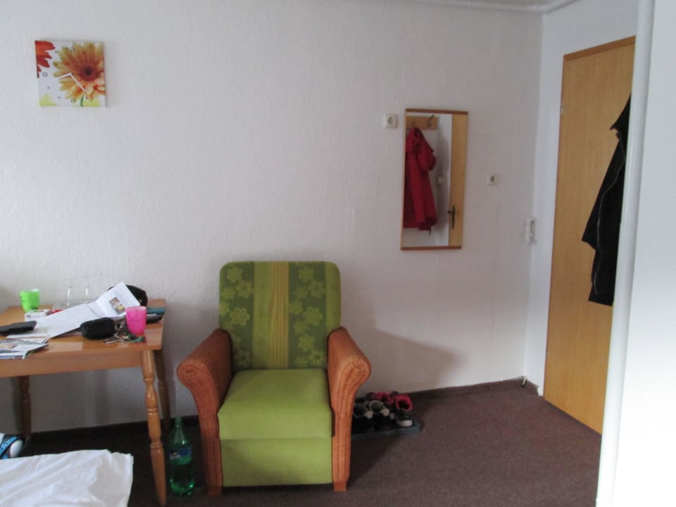 2 sessel und tisch Hotel Zinnwaldstübl