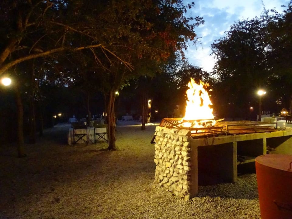 Barbequebereich Hotel Mushara Lodge