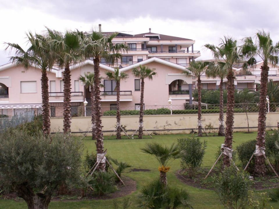 Blick vom Balkon in den Garten Smy Carlos V Wellness & Spa Alghero