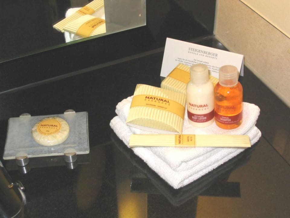 Zimmer 605 Badutensilien in Minipäckchen... Steigenberger Hotel de Saxe