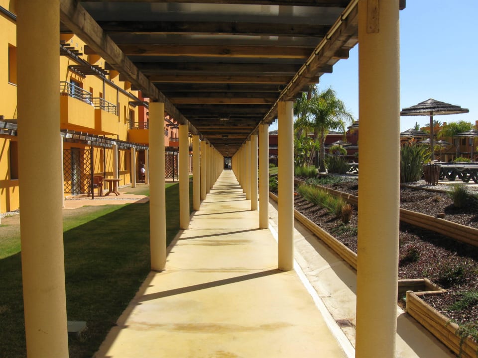 Gang zum Restaurant NH Marina Portimão Resort