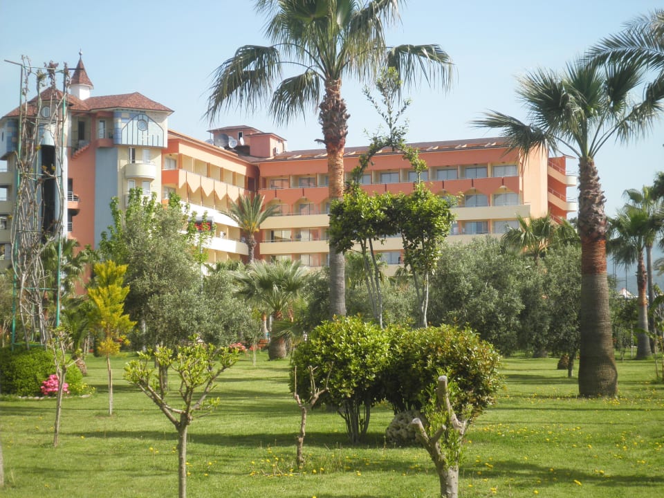 Grünanlage mit Hauptgebäude Saphir Hotel & Villas