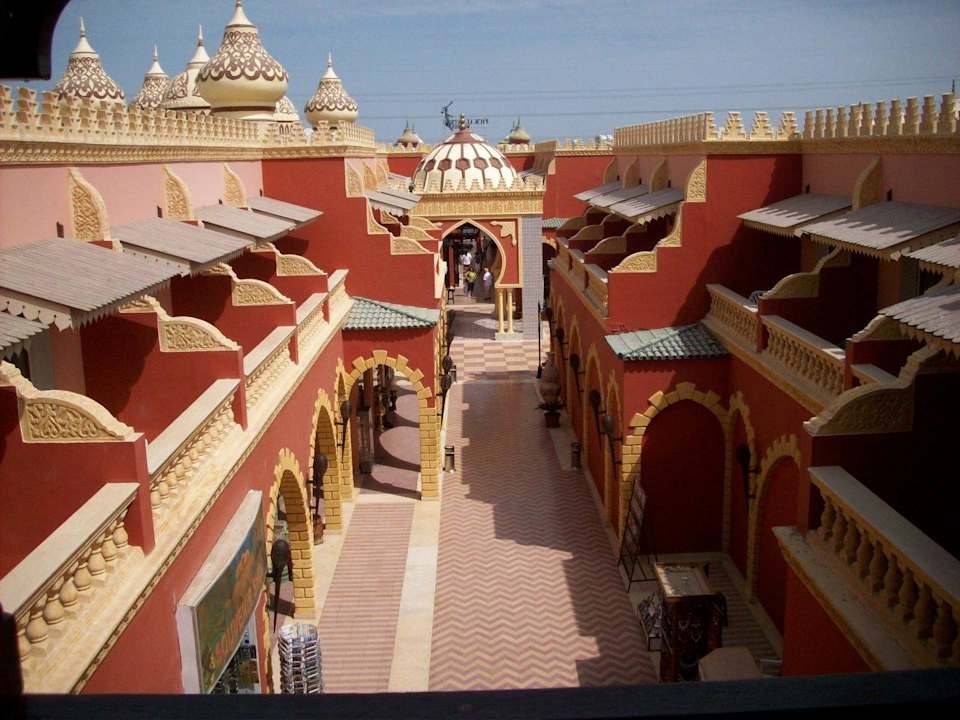 Вид на главную улицу отеля Pickalbatros Alf Leila Wa Leila Resort - Neverland Hurghada