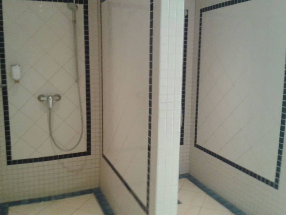 Duschen im Saunabereich JW Marriott Hotel Berlin