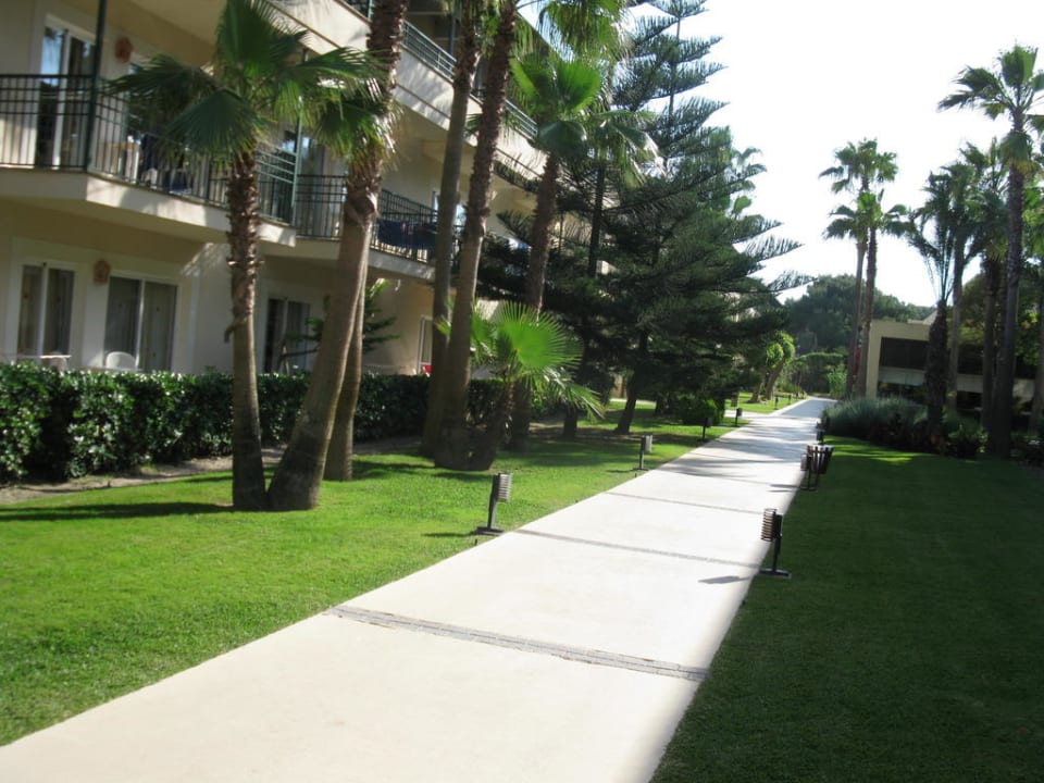 Weg zwischen den Häusern allsun Hotel Eden Playa