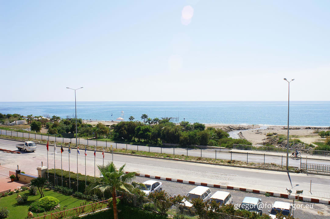 Widok z naszego pokoju na ulice i morze Kırbıyık Resort Hotel - Alanya