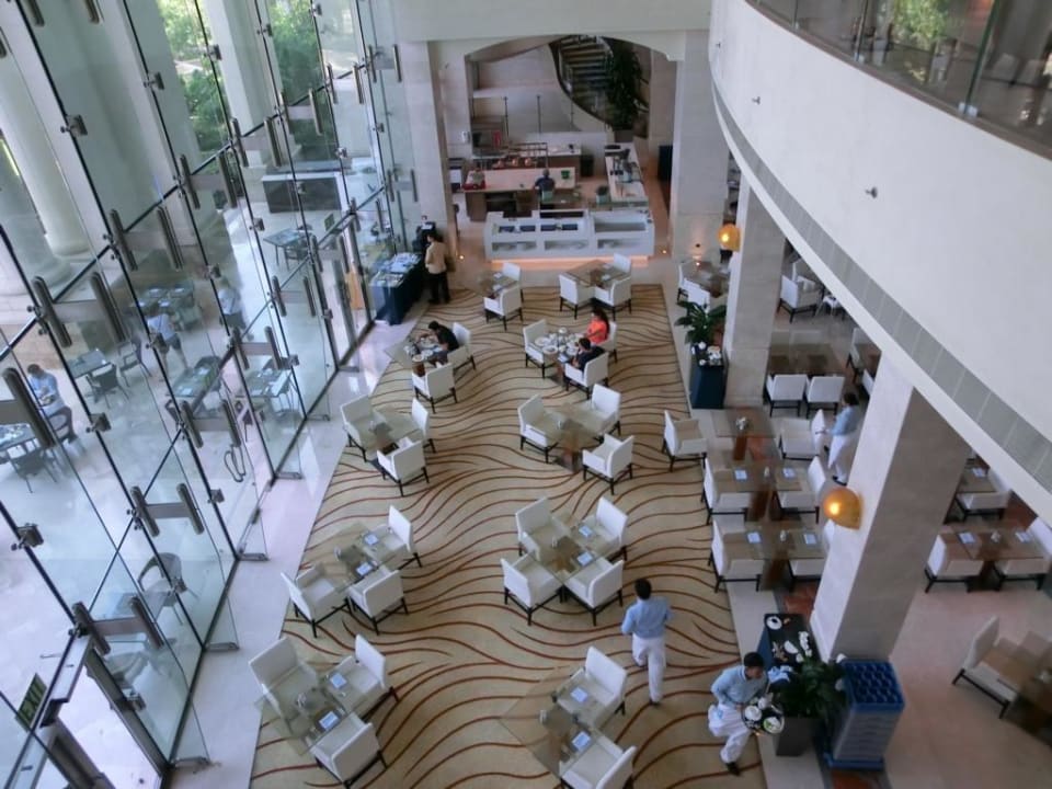 Blick Treppen hinunter zum Olea Restaurant The St. Regis Saadiyat Island Resort, Abu Dhabi