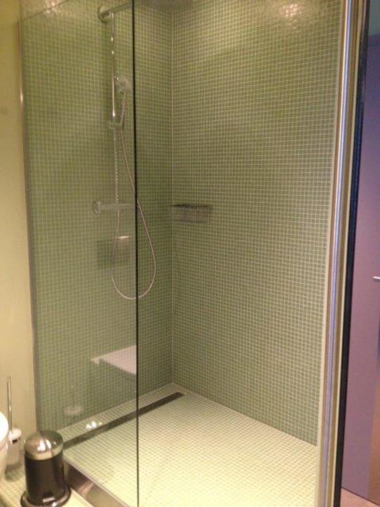 Angenehm große Dusche ZUM LÖWEN Design Hotel Resort und Spa