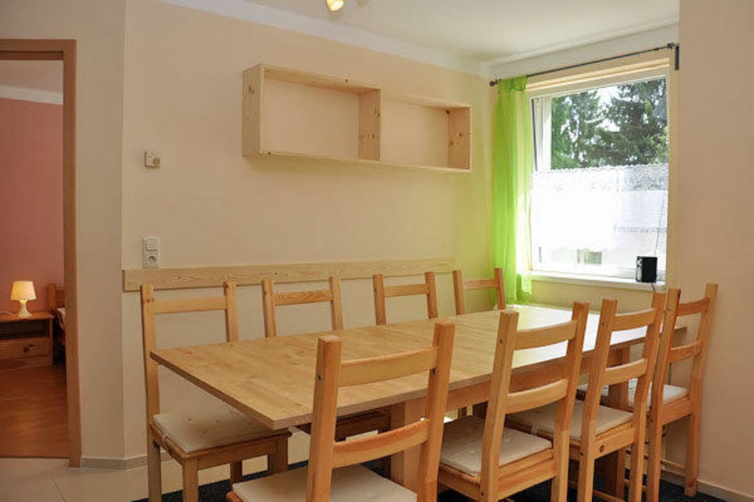 Blick in ein Ferienhaus (Esstisch) Waldhotel Feldbachtal