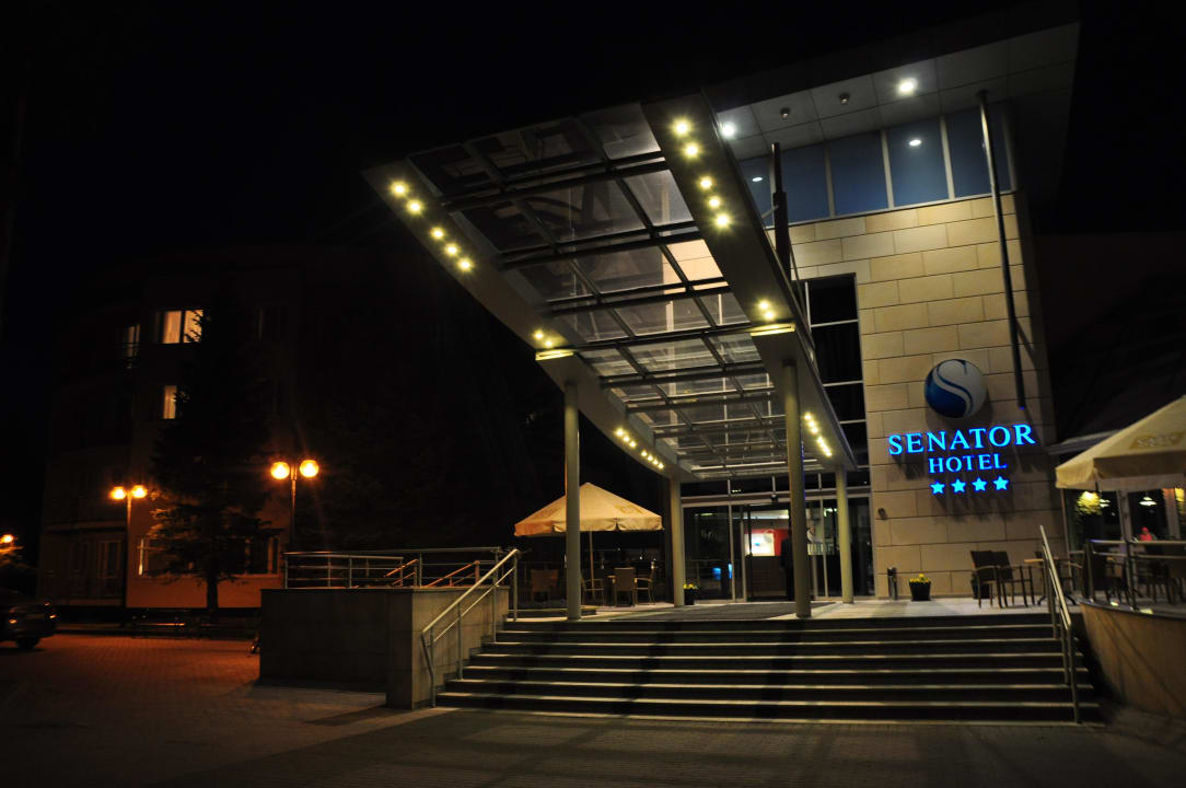 Główne wejście Hotelu Senator Hotel Senator