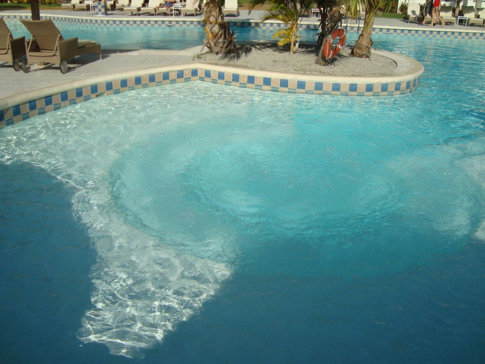 Der Pool im normalen Bereich Catalonia Royal Bavaro - Adults only