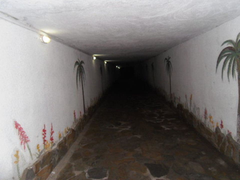 Unterführung zum Strand Club Hotel Anjeliq