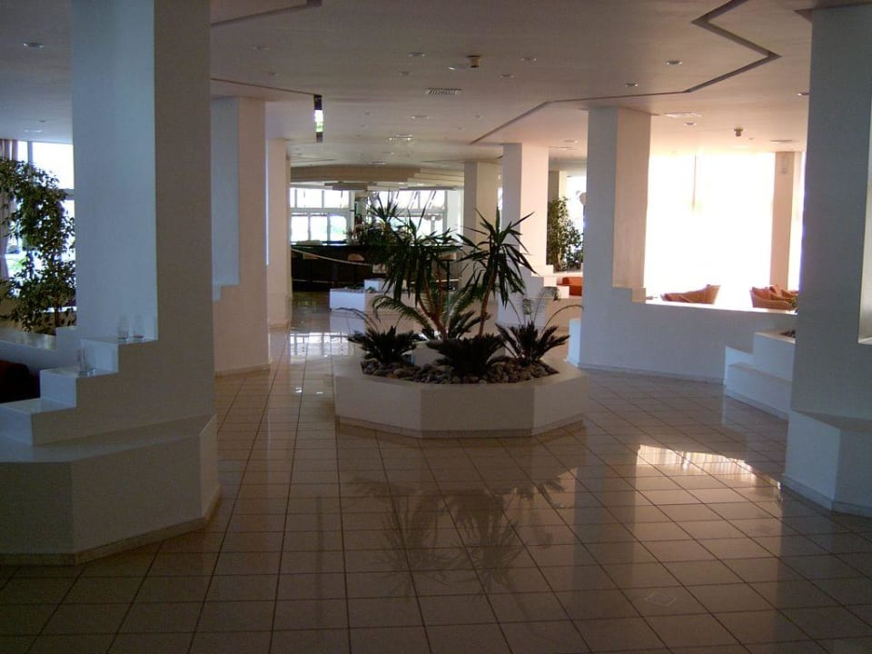 Eingang zur Lobby Anissa Beach & Village