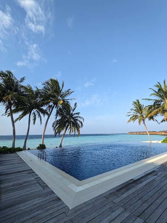 Pool Vilamendhoo Island Resort & Spa