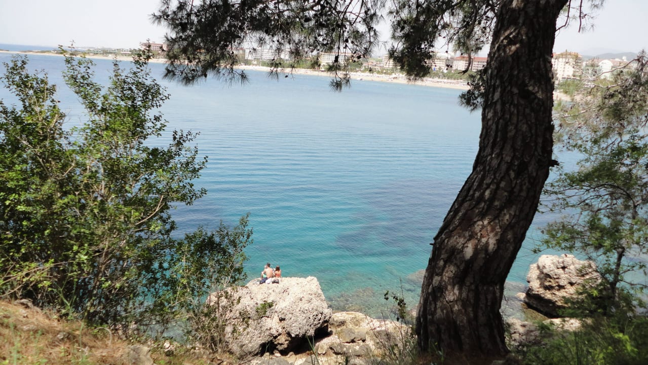 Links vom Strand bei den Felsen Arycanda Kirman Premium