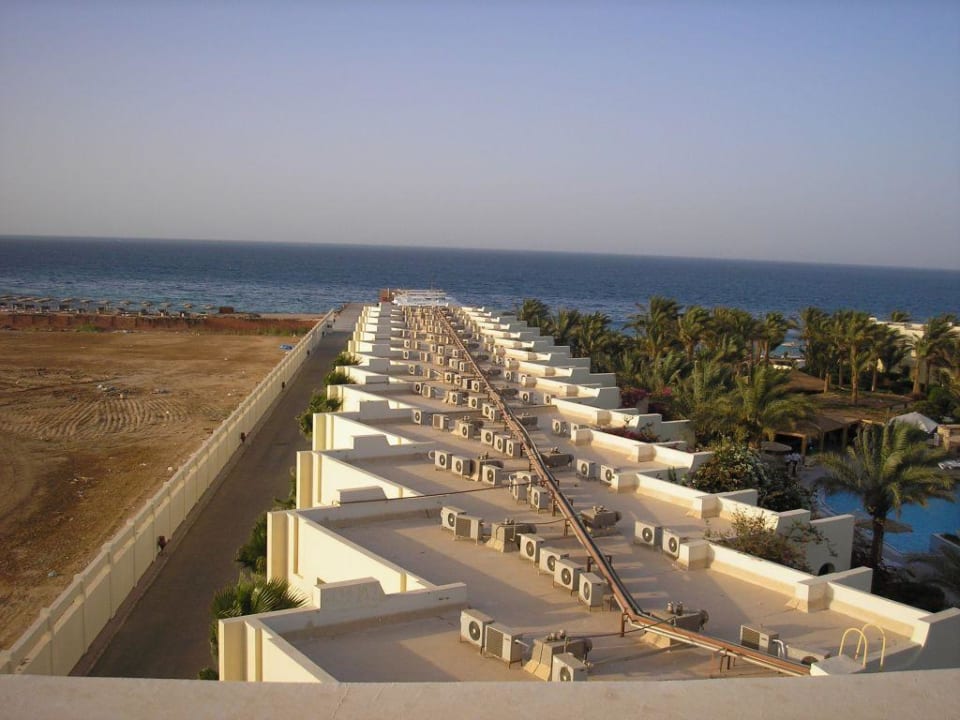 Blick über die Bungalows Palm Beach Resort