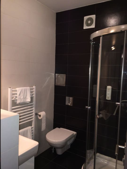 Duschecke, Toilette, Handtuchhalter Design Hotel Preuge