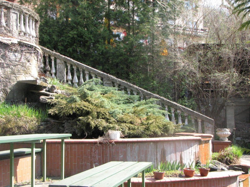 Ogród przed hotelem. Hotel Solar Palace Spa & Wellness