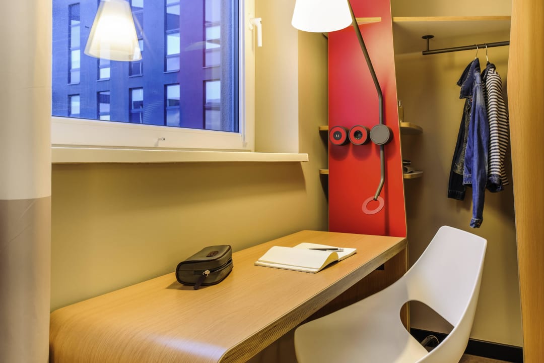 Schreibtisch ibis Berlin Hauptbahnhof