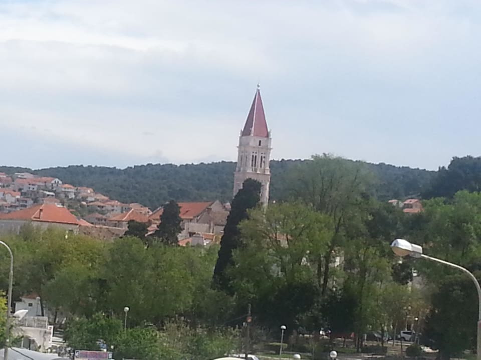 Blick aus nach vorne zur Straße liegendem Zimmer Aparthotel Bellevue