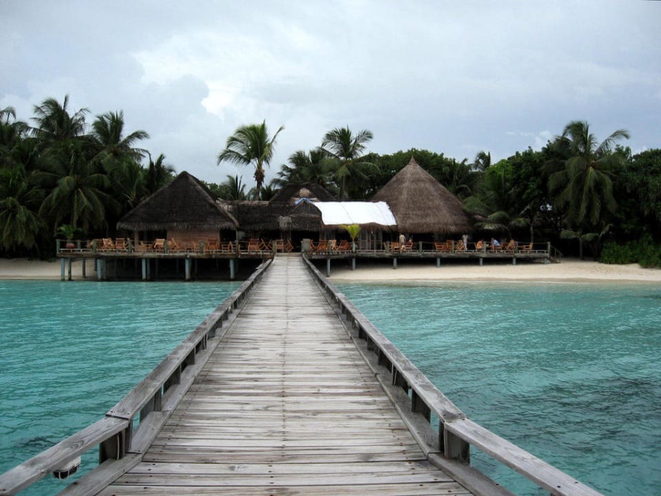 Blick von der Brücke zum Restaurant Kuramathi Maldives