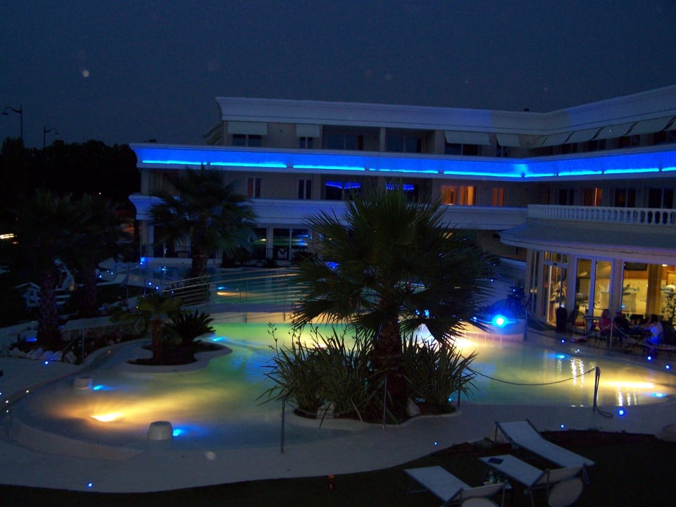 Pool bei Nacht Hotel Residence Relais Du Lac