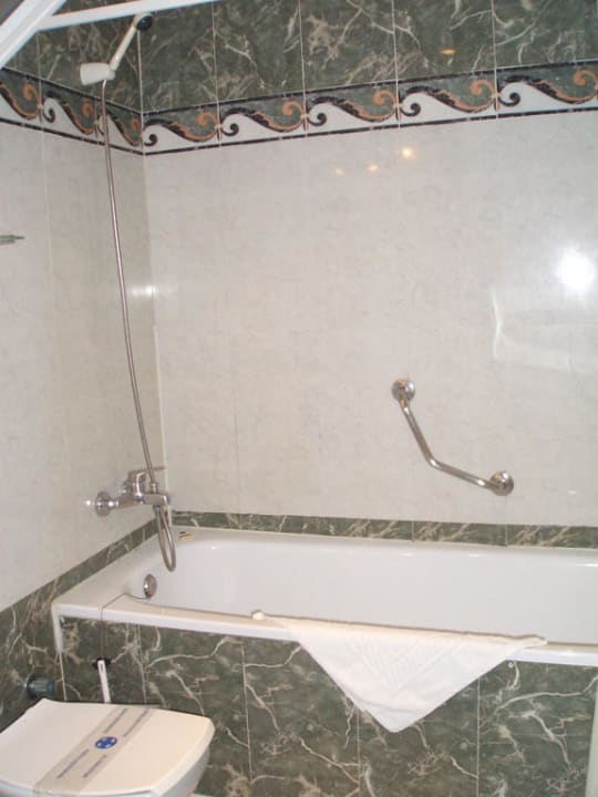 Badezimmer mit Duschwanne Bull Escorial & Spa