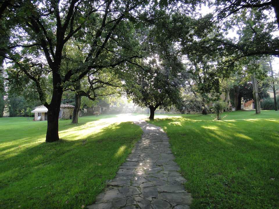 Weg vom Pool zu den Hauptgebäuden Hotel Borgo San Luigi