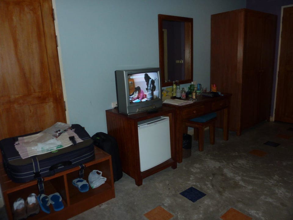 Einfache Einrichtung, Betonboden Hotel Andatel Grandé Patong Phuket