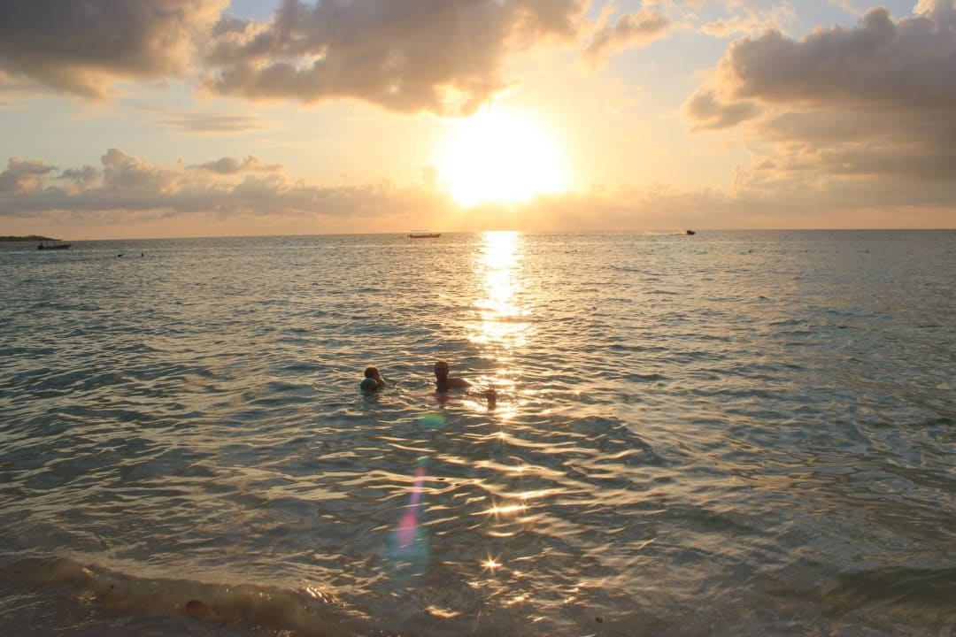 Planschen beim Sonnenuntergang Charela Inn Hotel