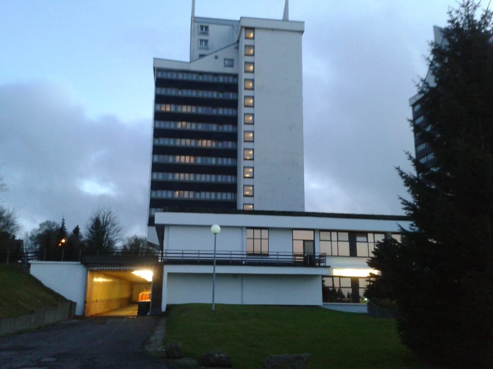 Gebäude 1 in der Abenddämmerung AHORN Panorama Hotel Oberhof