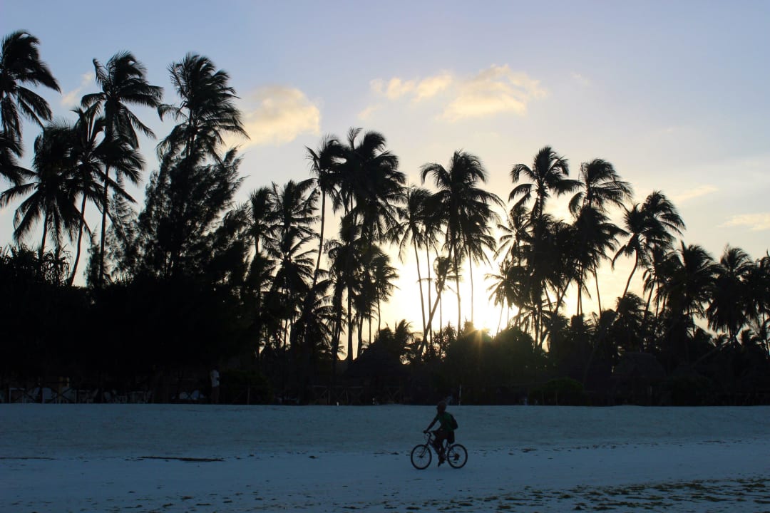 Die Sonne geht langsam unter... Neptune Pwani Beach Resort & Spa