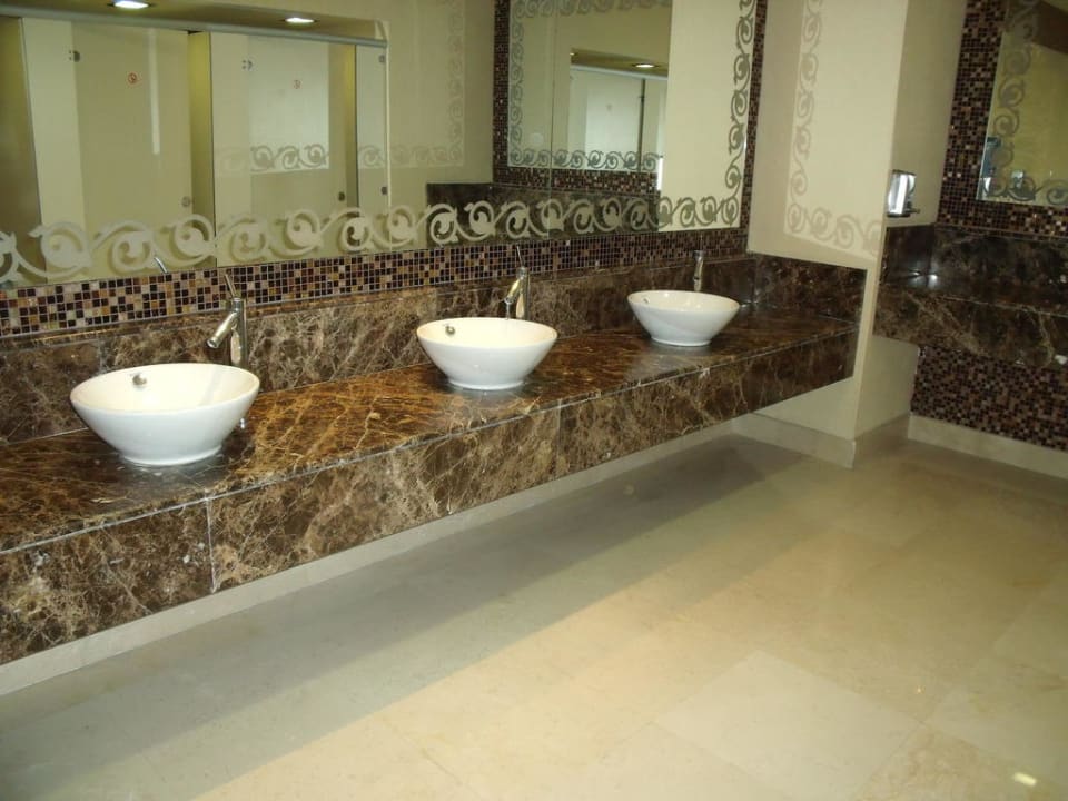 Toilettenraum im Lobbybereich, so auch am Strand Hotel Terrace Beach Resort