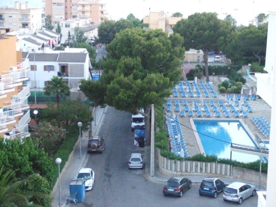 Blick vom Balkon auf den Pool Hotel Timor