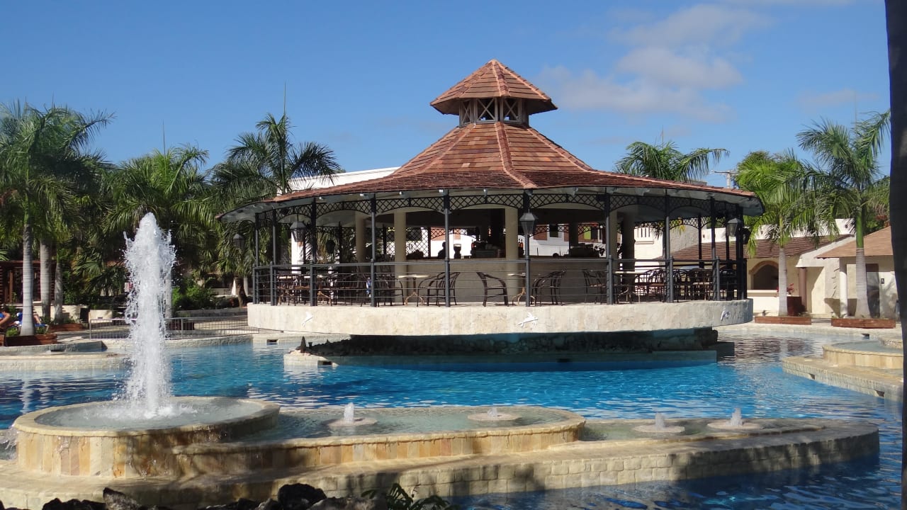 (Ruhiger) Pool bei Villas mit Poolbar Villas Bavaro Resort & Spa