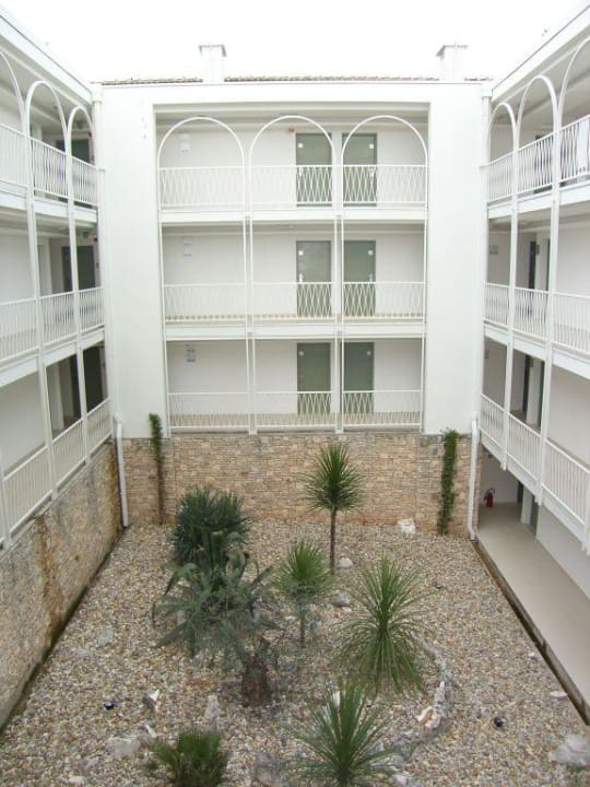 Innenanlage von Hotel, Zimmereingang Valamar Tamaris Hotel