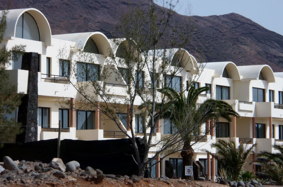 Einer der Hotelblöcke direkt am Meer und Promenade SBH Hotel Royal Monica