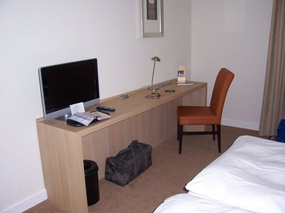 TV und Schreibtisch Hotel Tulip Inn Düsseldorf Arena